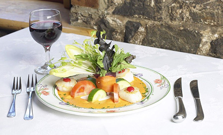 Restaurante Abadengo ensalada y copa de vino